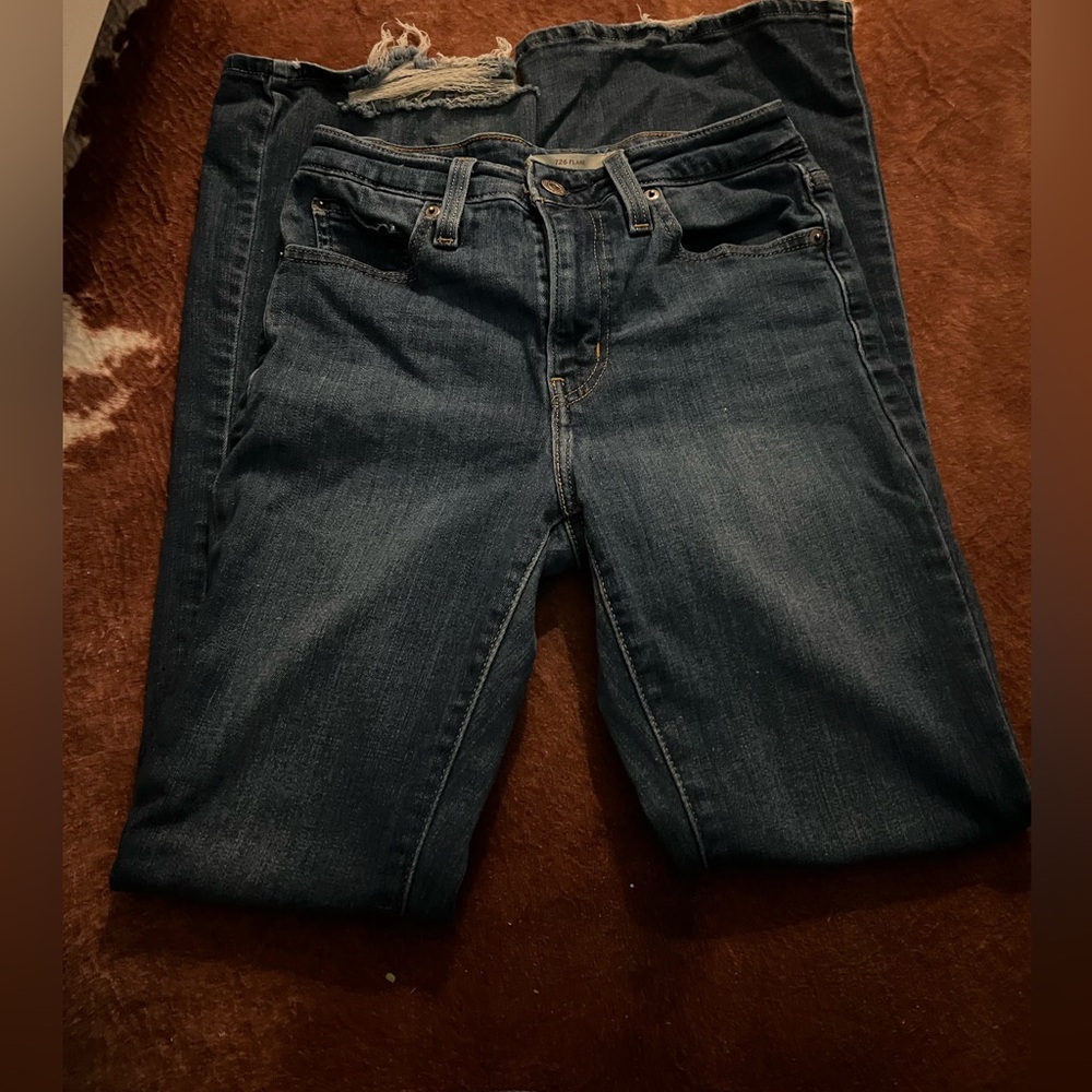 Levi’s women’s size 26 flare jeans!! stretchy - Picture 2 of 7